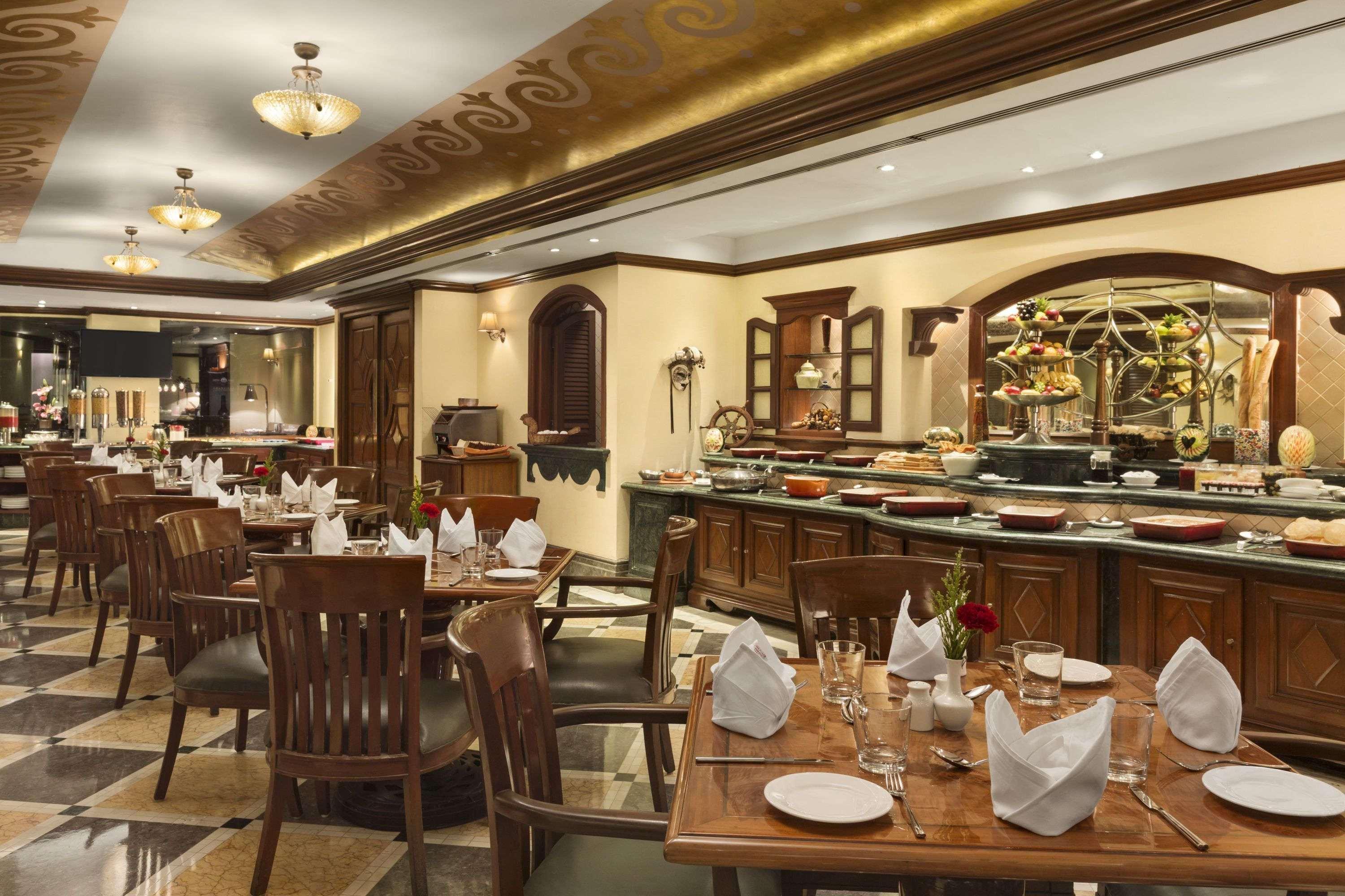 Hotel Ramada Plaza By Wyndham Palm Grove Bombay Exterior foto The interior of a typical buffet restaurant