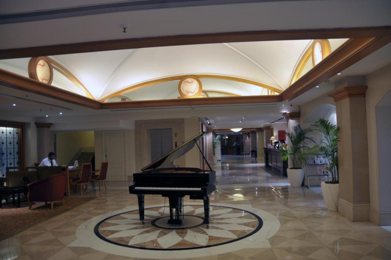 Hotel Ramada Plaza By Wyndham Palm Grove Bombay Exterior foto The lobby of the hotel