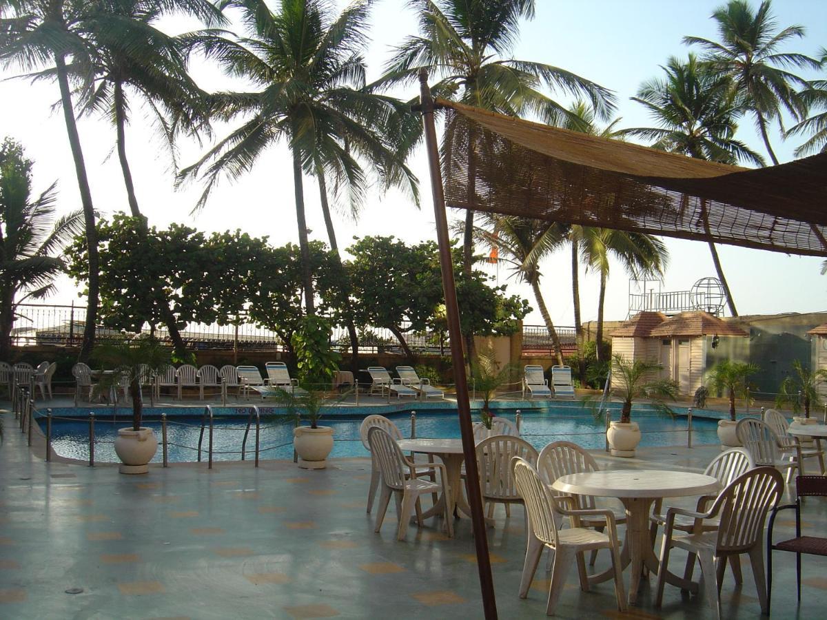 Hotel Ramada Plaza By Wyndham Palm Grove Bombay Exterior foto The pool at the hotel