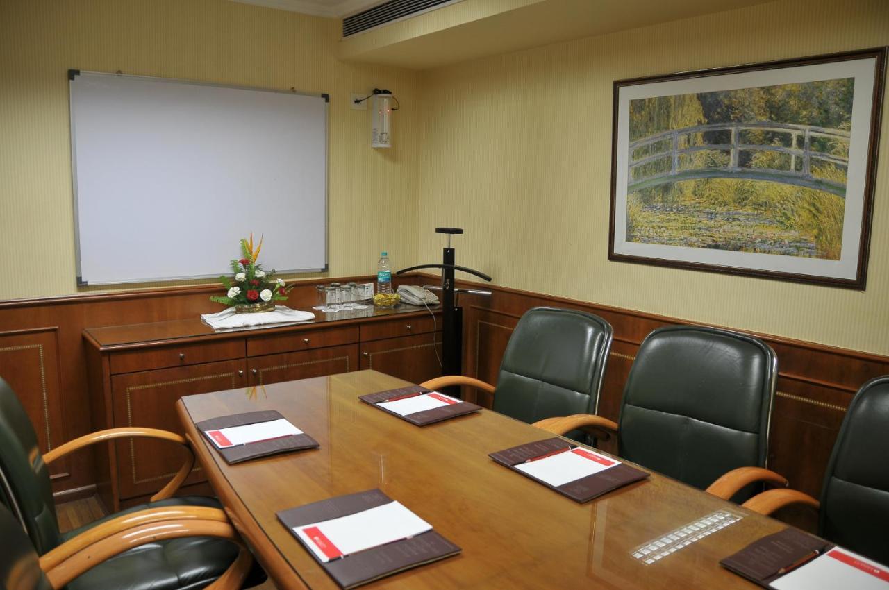 Hotel Ramada Plaza By Wyndham Palm Grove Bombay Exterior foto A meeting room at the hotel