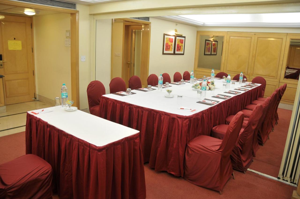 Hotel Ramada Plaza By Wyndham Palm Grove Bombay Exterior foto A meeting room at a hotel