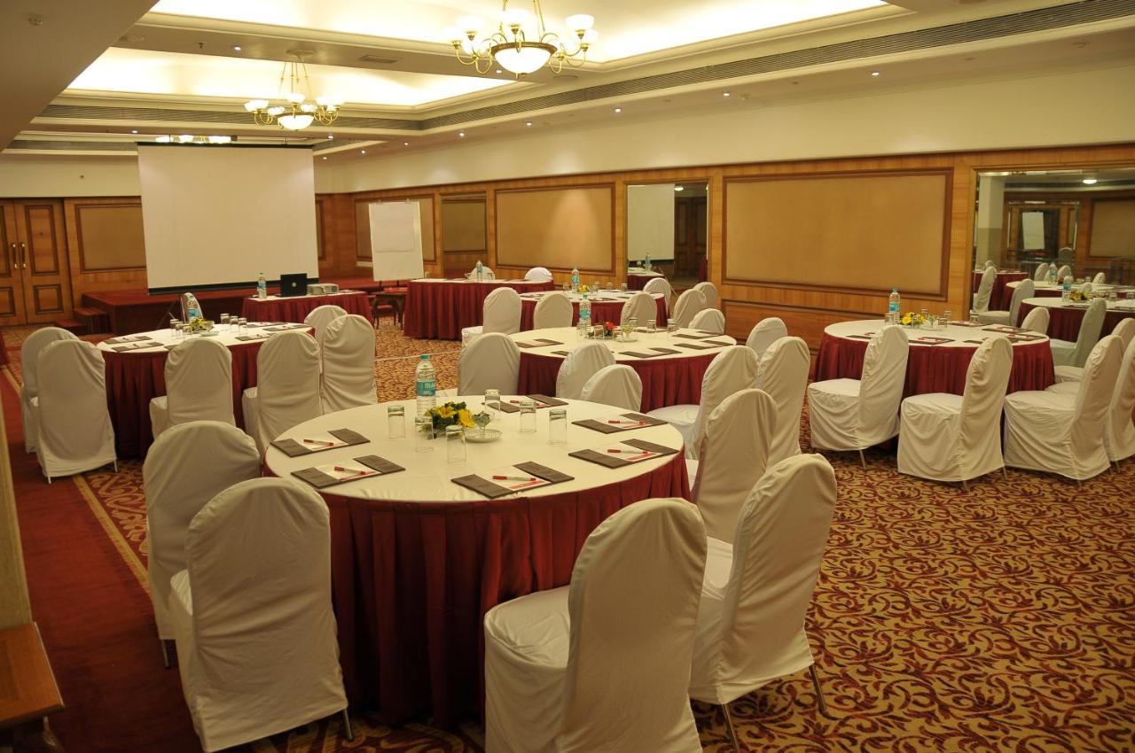 Hotel Ramada Plaza By Wyndham Palm Grove Bombay Exterior foto A meeting room at a hotel
