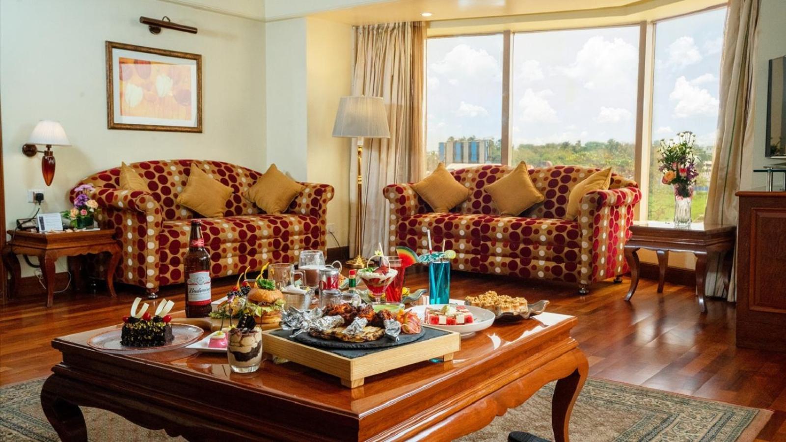 Hotel Ramada Plaza By Wyndham Palm Grove Bombay Exterior foto A living room in a suite at the Taj Bengal